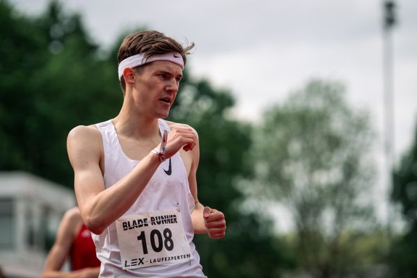 Tom Schroeder (LG Wedel-Pinneberg) nach den 800m am 14.05.2022 beim Nationalen Leichtathletik-Meeting im Erika-Fisch-Stadion in Hannover